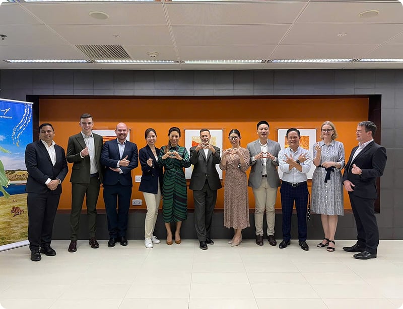 Cùng ông Andrew Goledzinowski, cựu Đại sứ Úc tại Việt Nam, các lãnh đạo doanh nghiệp và quỹ đầu tư.