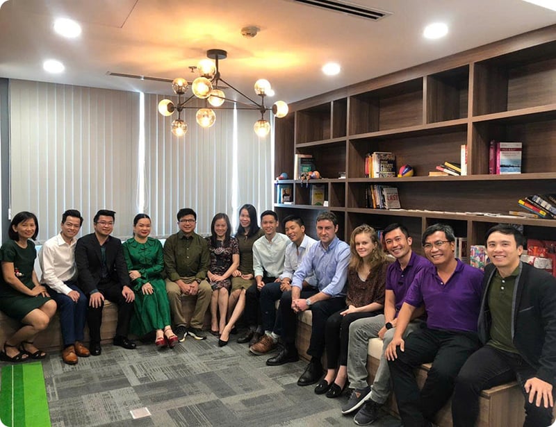 Cùng đồng nghiệp và chủ tịch của Phoenix Holdings.