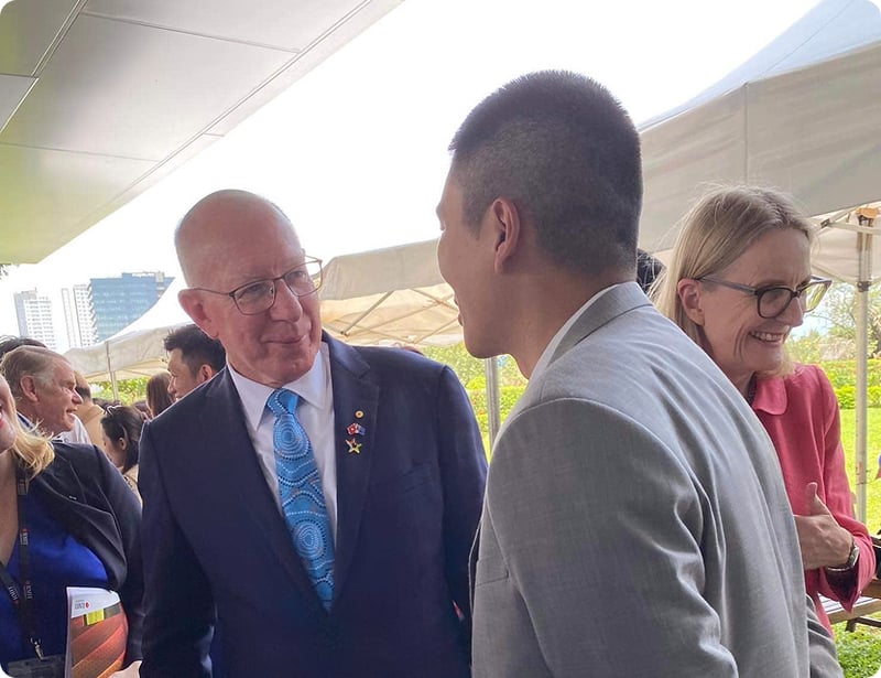 Chia sẻ câu chuyện của mình với David Hurley, cựu toàn quyền Úc khi thăm Việt Nam 2023.