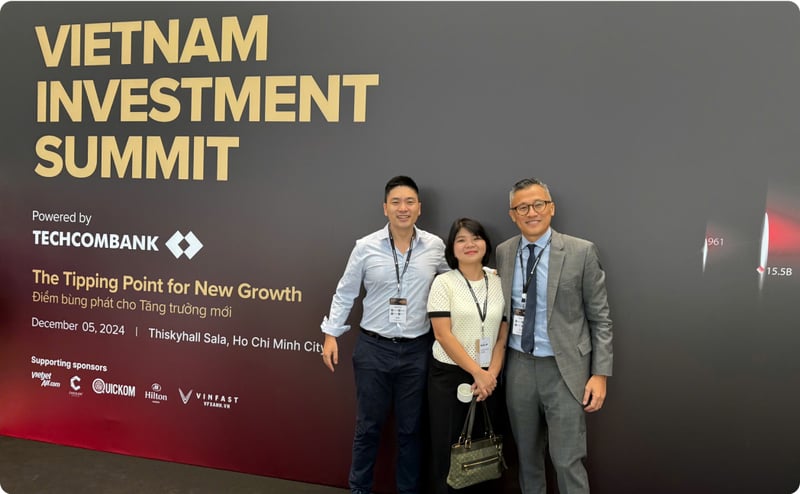 Cùng anh Tuệ Nguyễn, Tổng Giám đốc Bloomberg Việt Nam, và bạn học cũ của mình Phương Nguyễn, Phó Tổng Giám đốc JPMorgan Việt Nam.